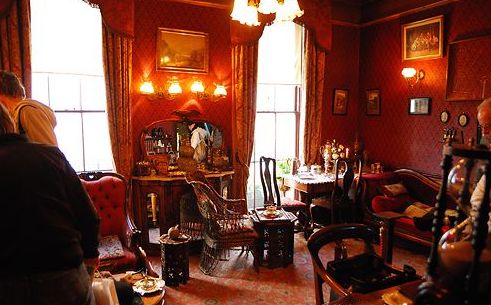 国福尔摩斯博物馆摆设按照小说情节:小提琴烟