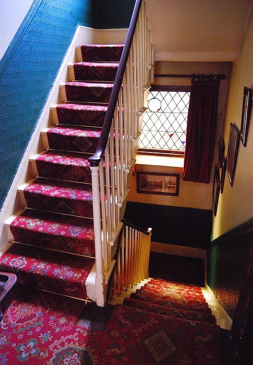 国福尔摩斯博物馆摆设按照小说情节:小提琴烟