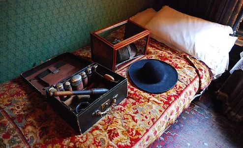 国福尔摩斯博物馆摆设按照小说情节:小提琴烟