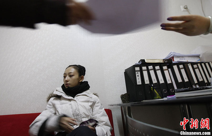 摄影师实拍少女北京艺考经历:母亲时刻伴随左
