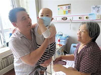 青岛三岁男童甲醛超标患白血病 爷爷捡剩菜喂