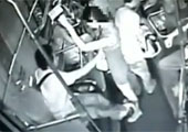 实拍江苏男子在公交上对女孩蹭腿袭胸扇耳光