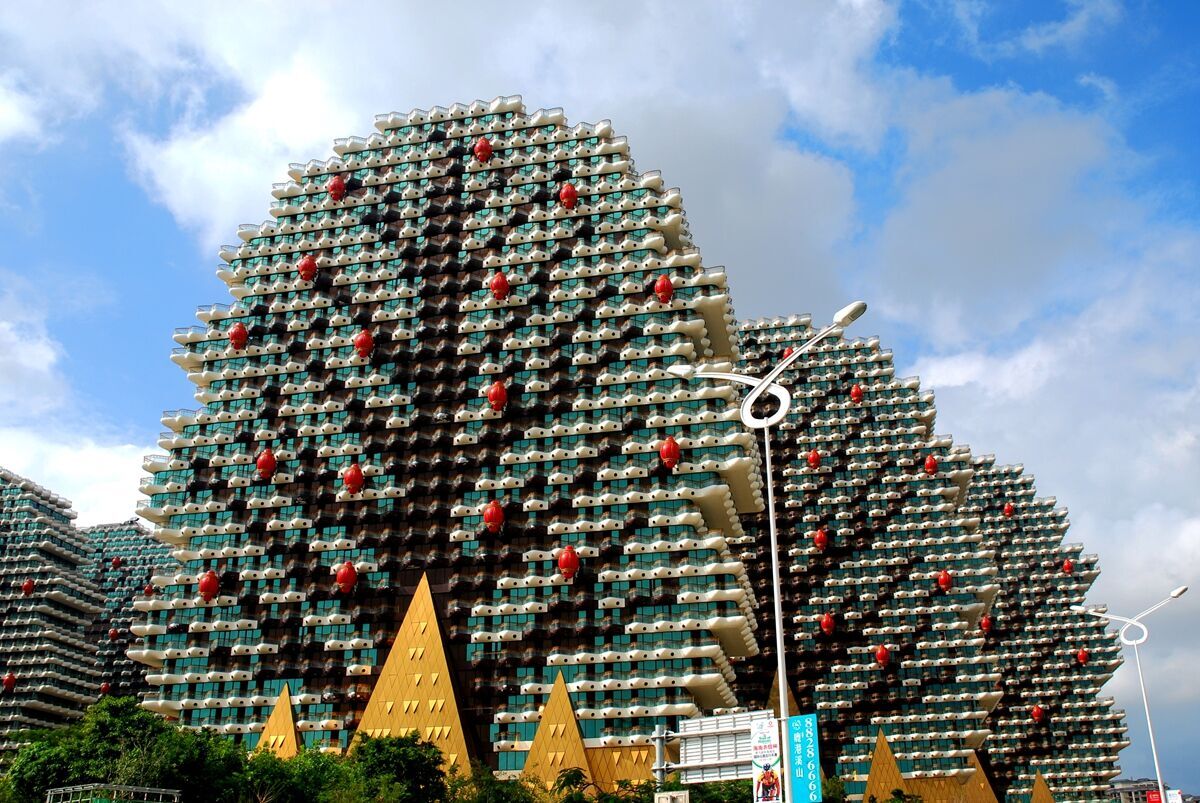 三亚美丽之冠七星级酒店大树造型成就海南地标