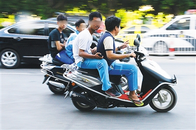 中学生骑电动车隐患多 交警:16岁以下禁止骑电动车