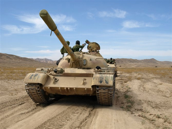 走进中国假想敌部队:装甲集群采用奇特颜色涂