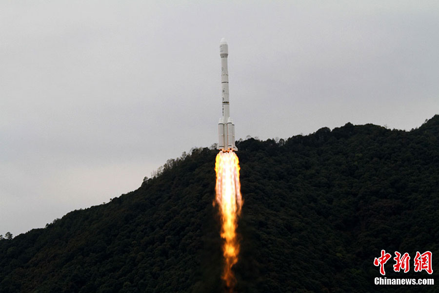 中国用长征三号乙成功发射“亚太7号”通信卫星