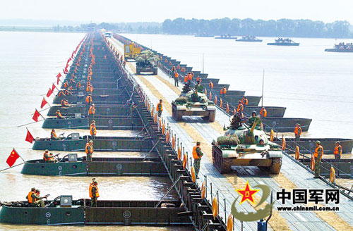 38分钟:某舟桥旅再次刷新在长江架设浮桥的纪录