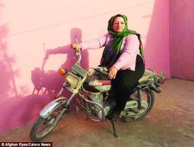 阿富汗女村长的彪悍人生:身携AK-47打击偷电