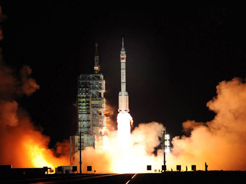 中国长征五号运载火箭已达到近地轨道25吨,地球同步转移轨道14吨的