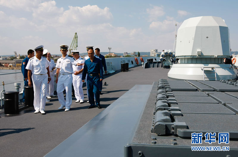 保加利亚海军军官参观中国海军"烟台"号护卫舰