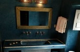 马赛克、陶瓷水槽和东方蜡烛的灯笼。浴室的颜色不要太亮，比如红色或蓝色，可以选择白色，浅灰色，蓝色或绿色。但是如果你想达到戏剧性的别致，那么选择蓝色、金色和黑色。适当添加木制家具，窗帘，瞧，你已经有了一个迷人的摩洛哥浴室了！ （实习编辑：容少晖）