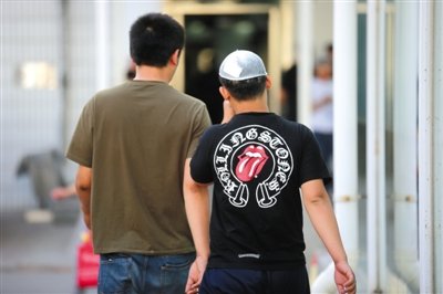 北京5名学生在校门口被多名男子围殴