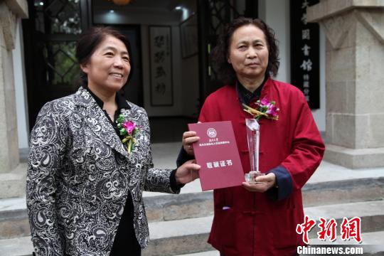 王羲之第55代孙向湖南大学捐赠百幅书画作品