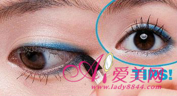 step 3:蓝色眼影画出1/2下眼线用蓝色眼影连结上眼尾的眼线,圆弧状的