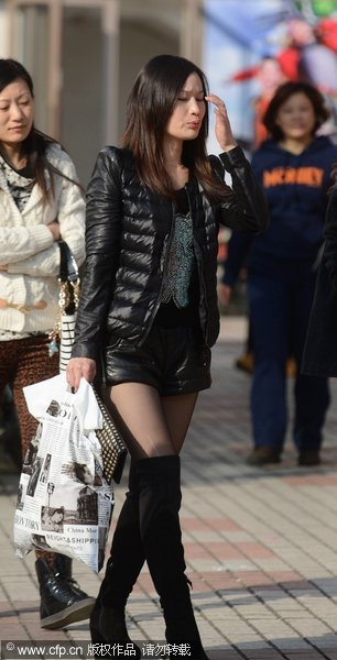 扬州街拍:一夜入冬 时尚<em>美女</em>不畏严寒<em>穿黑丝</em>_
