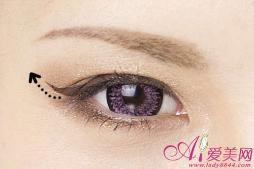  用眼影画下眼线搭配紫色美瞳眼妆