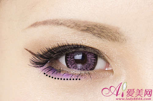  用眼影画下眼线搭配紫色美瞳眼妆