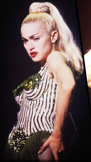 内衣外穿的历史性时刻属于麦当娜，1990年麦当娜“金发女郎野心勃勃”世界巡回演唱会穿上Jean Paul Gaultier设计的金色“雪糕筒型”胸罩，从此让内衣在时尚殿堂中劈出一条性感道路，使得内衣外穿开始发扬光大。在时尚圈与音乐圈中游走自如又高高在上特立独行的她对于，透视装，内衣外穿这些让寻常人心惊胆战的东西对麦当娜来说都是家常便饭，“这就是态度，怎样”。
