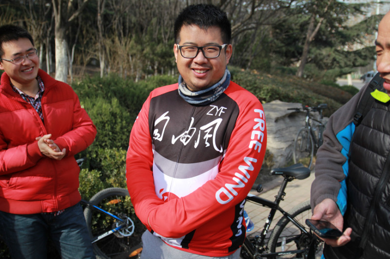 小川，男，27岁，设计师，累计里程：20000km 。骑行川藏线，在出发地斗母泉。
