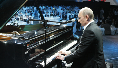 普京为大学生弹钢琴。