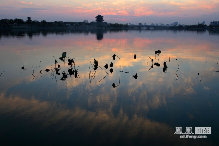 “江北水城 运河古都”——聊城，夕阳的余晖泄在了东昌湖上。