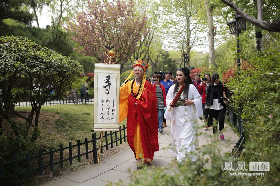 "法海"现身济南助"白素贞"寻夫(组图)