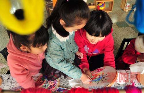 濮阳幼儿园孩子在老师的指导下学习刺绣