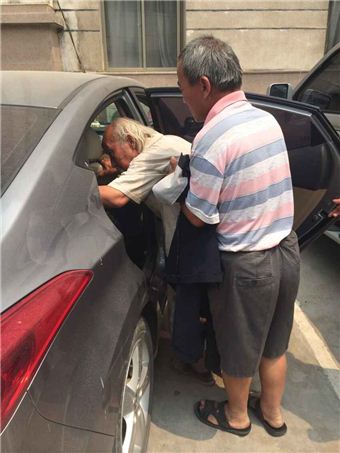 103岁老人郑州街头乞讨 竟是为了贴补小儿子