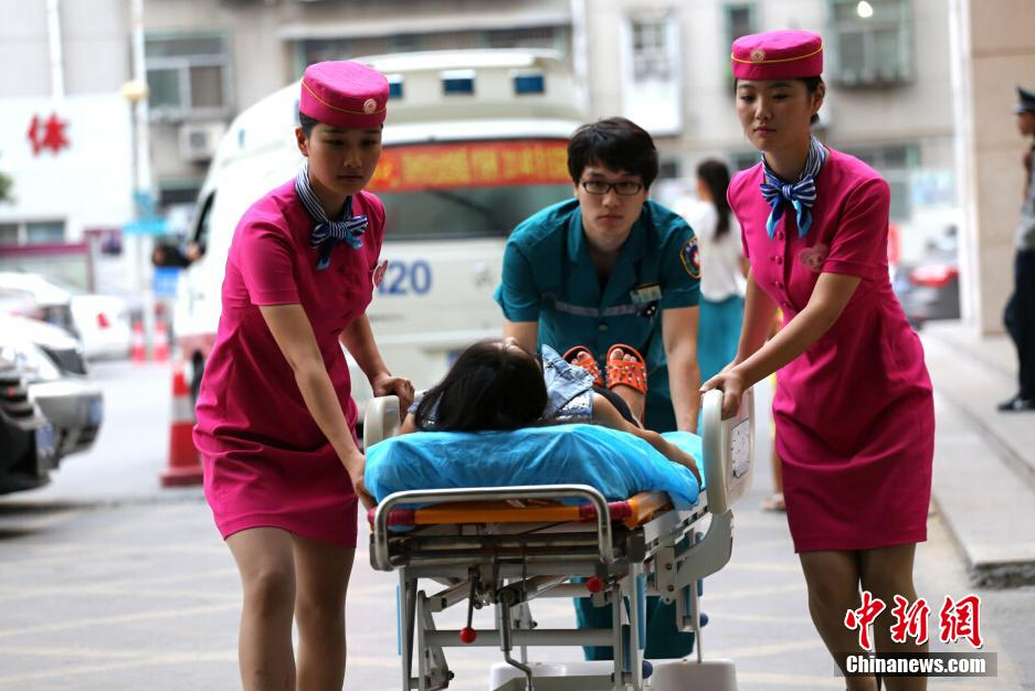 郑州一医院推空姐式服务 护士着短裙性感靓丽