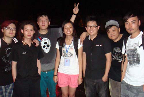 成都歌迷冒雨力挺 耀乐团人气不输萧敬腾