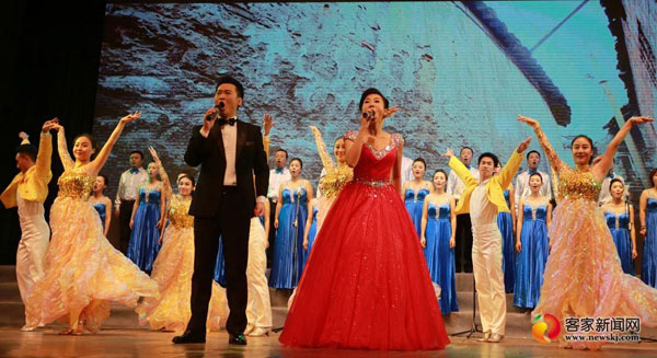9月29日晚,赣州艺术剧院,演员们在表演歌舞《共筑中国梦》.