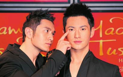 黄晓明再进蜡像馆 成内地唯一两尊蜡像男星(图)