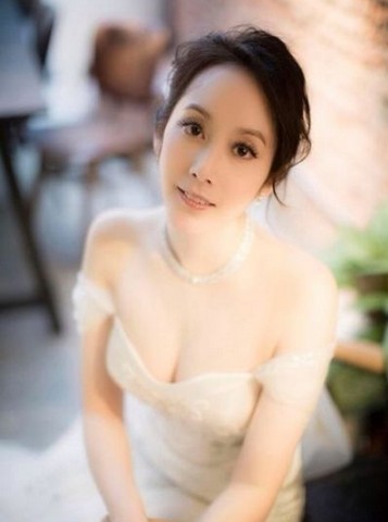 36岁许慧欣晒爆乳婚纱照 肌肤白皙雪嫩(图)