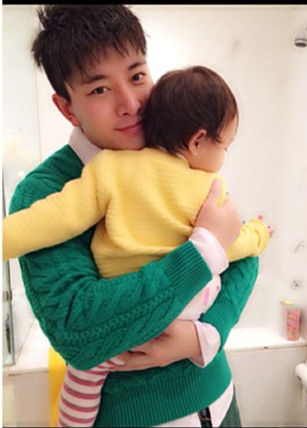 贾乃亮抱1岁爱女撞色亲子装出镜(图)