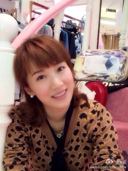 李念2岁女儿为妈妈拍照 老公总不现身引猜疑(图)