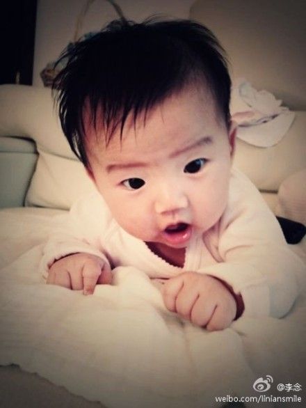 李念2岁女儿为妈妈拍照 老公总不现身引猜疑(图)