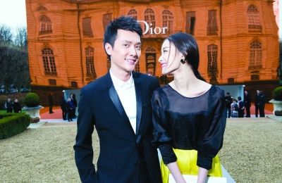 倪妮冯绍峰甜蜜携手巴黎看秀(图)