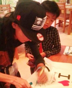 张柏芝带两儿子马来西亚增见闻 lucas乖巧(图)