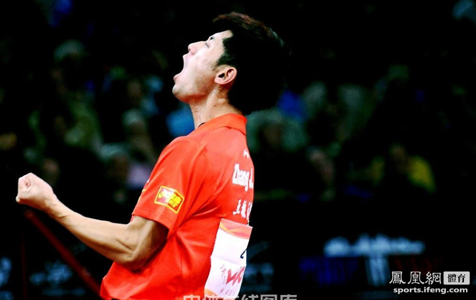北京时间5月20日凌晨，2013巴黎单项世乒赛展开男单半决赛角逐。卫冕冠军张继科发挥出色，以4-0横扫头号种子许昕，昂首挺进决赛。