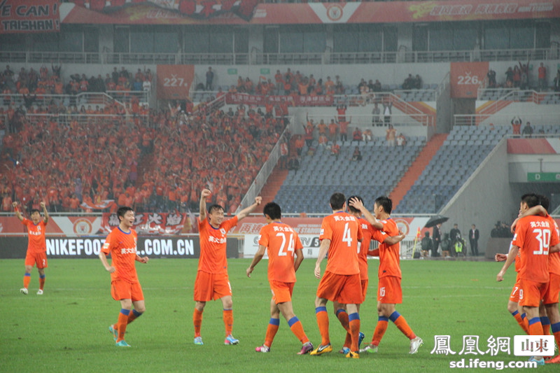 北京时间5月26日晚19:35，2012-13赛季中超联赛继续进行，山东鲁能坐镇主场迎战升班马武汉卓尔，比赛在雨中进行，最终鲁能4:1战胜武汉，主场10连胜。