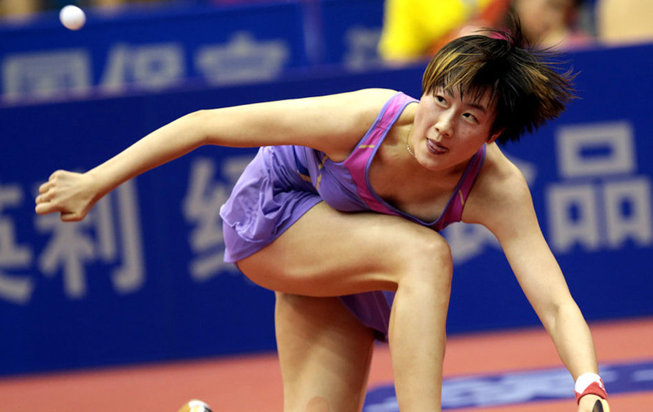 8月22日，河北省保定市，世界乒乓球女子攻削大战落幕，女乒国手将性感进行到底，丁宁一身紫色裙装十分抢眼。
