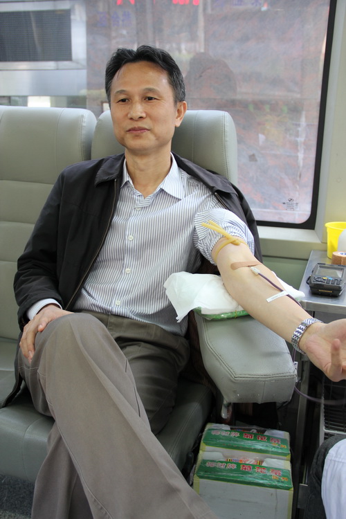 海南省卫生厅厅长韩英伟在献血