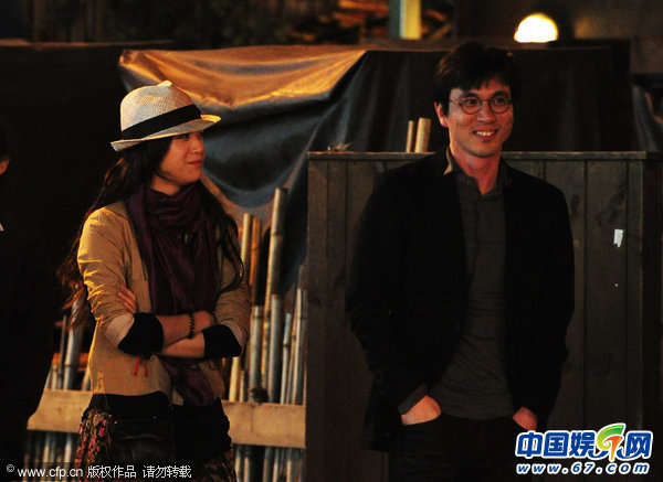 汤唯订婚后首亮相吐舌卖萌 着紧身裙力破怀孕传闻_海南频道_凤凰网