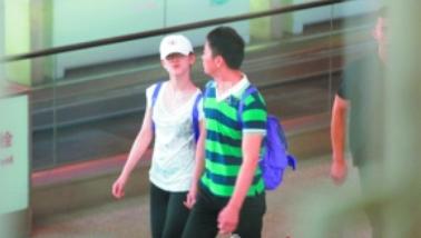 奶茶<em>妹妹</em>与<em>男友</em>从法回京 背<em>情侣</em>双肩包牵手大