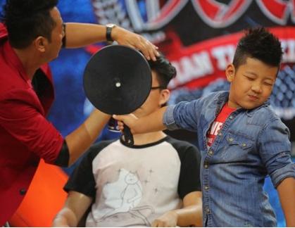 天天向上直播:郭涛为观众理发石头不忍直视