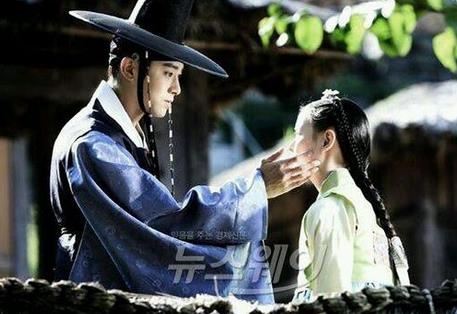 巡夜人日志12集中字在线 心酸家族史让茂锡用冰冷隐藏自己_福建频道_凤凰网