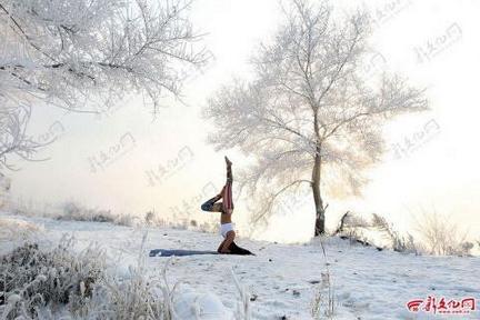 美女零下30度挑战冰雪瑜伽 与雾凇浑然一体用