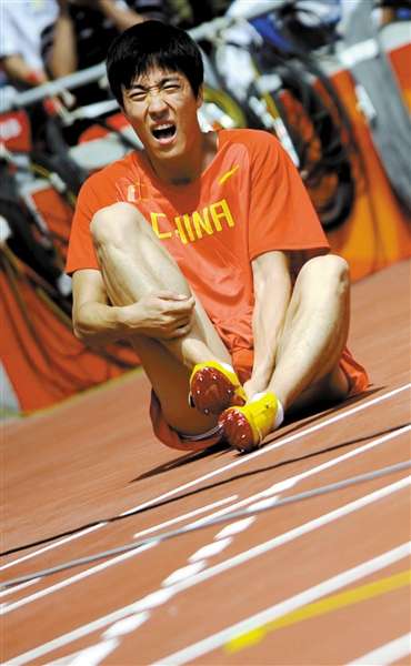 四年前脚伤突发,刘翔在北京奥运会上不得不选择退赛.
