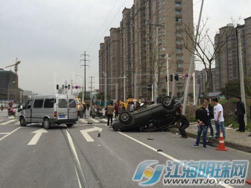 南通港闸区新华路两车相撞 三人受重伤