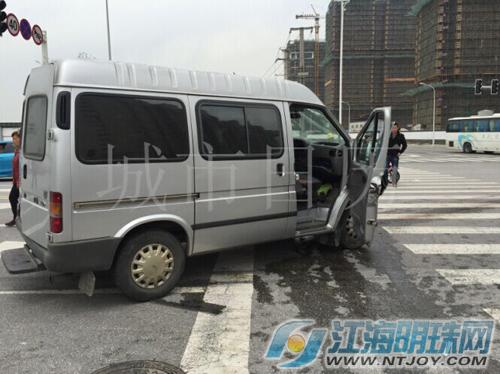 南通港闸区新华路两车相撞 三人受重伤